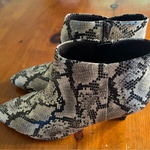 NWT Taupe Clark's Snakeskin Print Ankle Boots Sz 8.5
